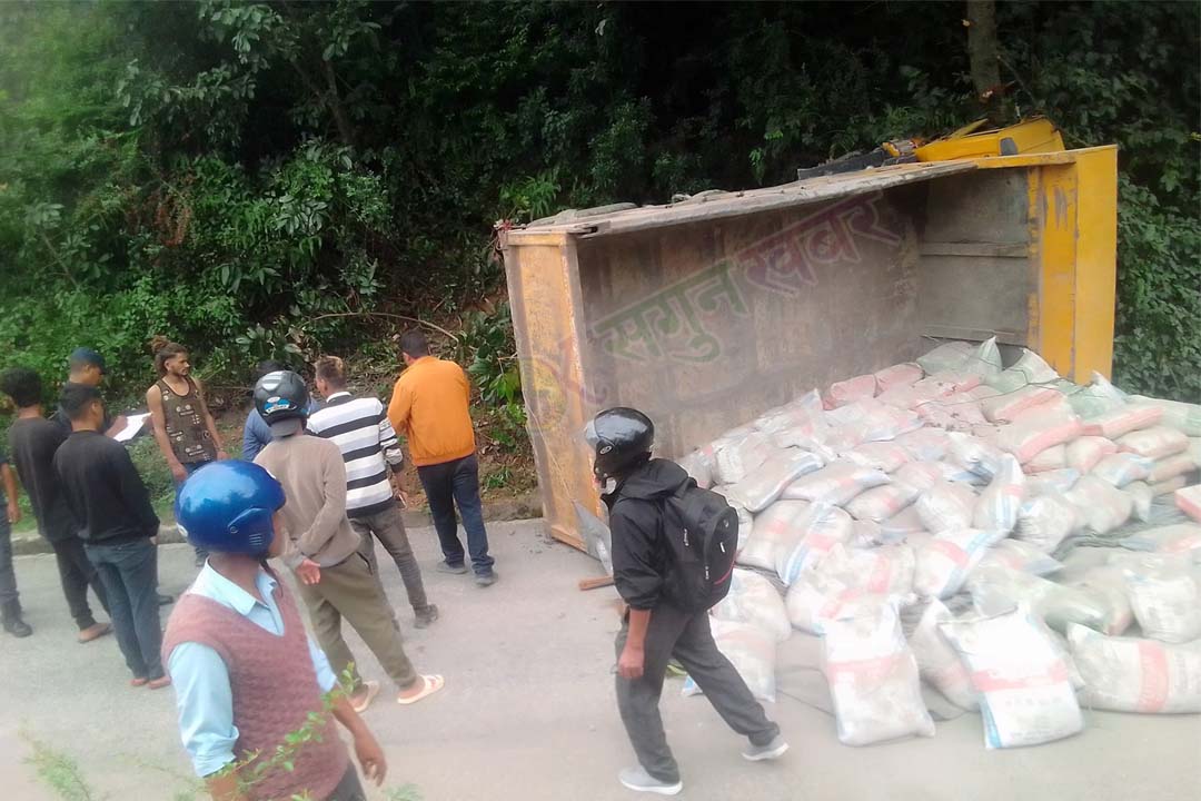 धनगढीबाट बैतडी आउँदै गरेको टिप्पर डडेल्धुरामा दुर्घटना 